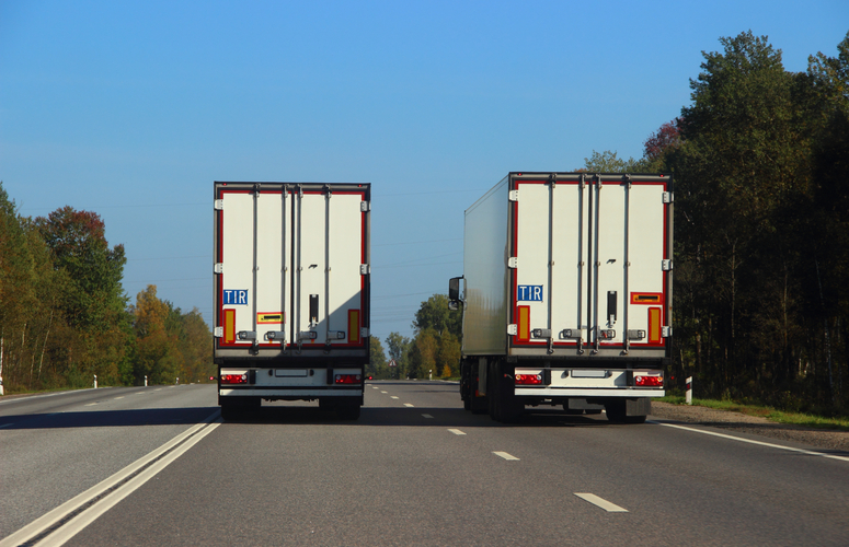 LKW-auf-Autobahn-TIR-Schilder