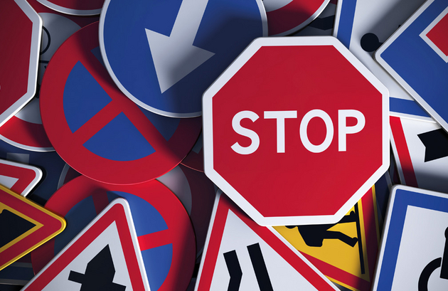 Verkehrsschilder Stop Vortritt Tempolimit