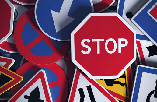 Verkehrsschilder Stop Vortritt Tempolimit