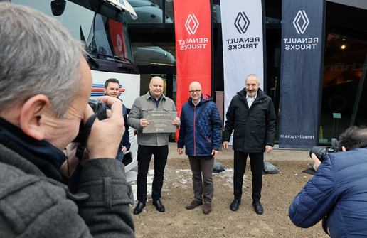 uebergabe renault trucks elkw an hugelshofer