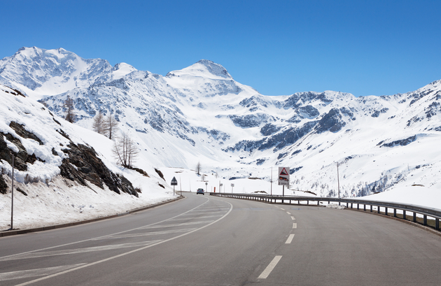 Symbolbild Strasse Simplonpass Winter